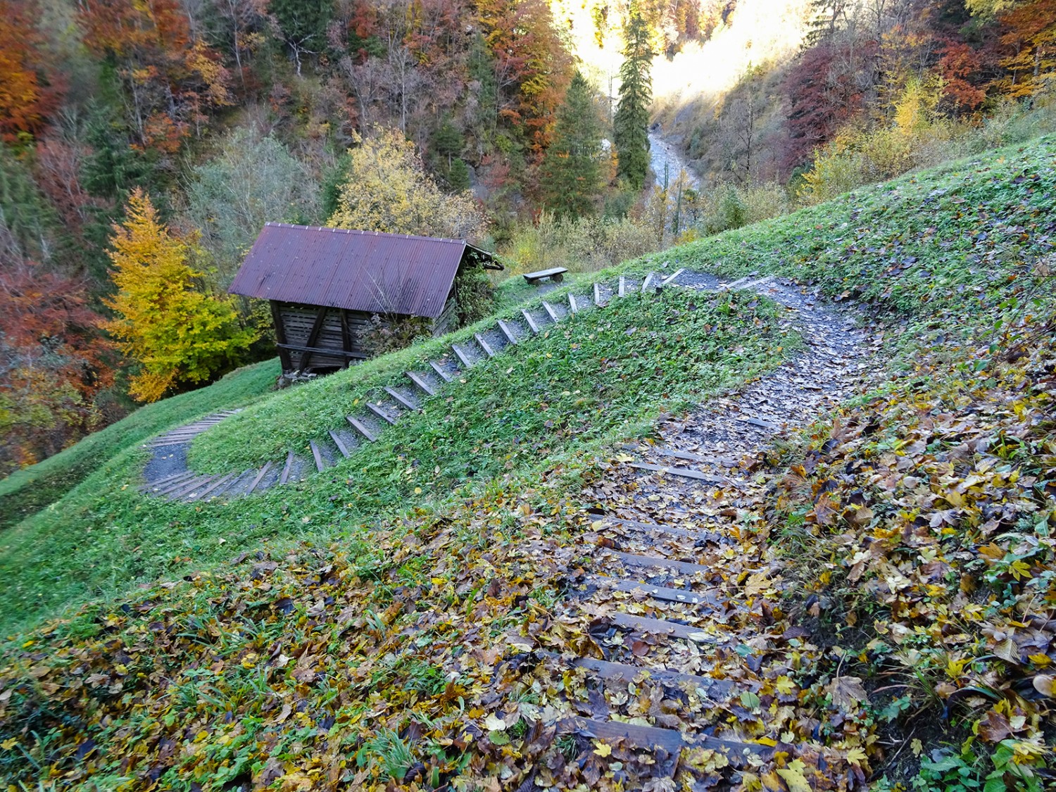 Ces escaliers élégamment intégrés à la pente mènent de la chapelle Müsli au pont du Ranft.