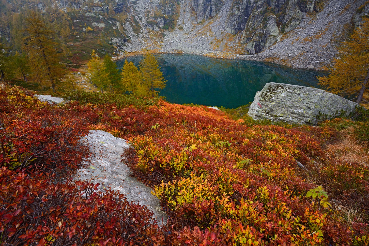 Le Lago d’Efra, isolé, aux pieds de la cabane du même nom.