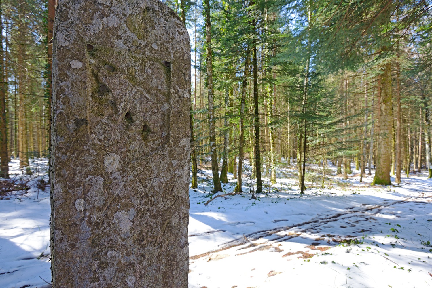 Der Grenzstein bei Sous les Roches stammt aus der Zeit, als der Jura noch zum Staate Bern gehörte.