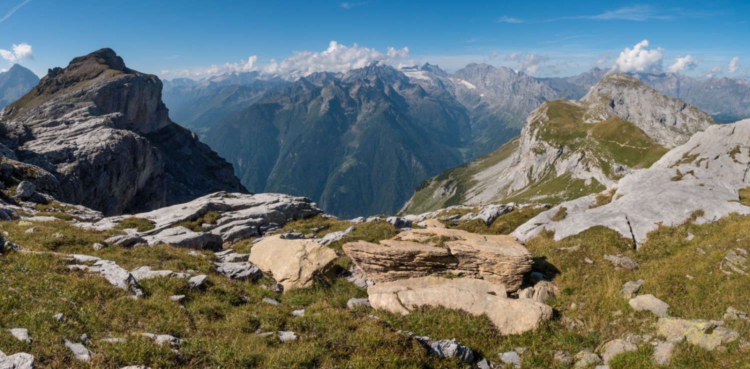 En contrebas du sommet du Hoch Fulen. A gauche, le Rinderstock, et à droite, le Bälmeten.