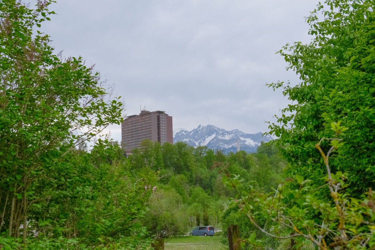 L’Hôpital cantonal de Lucerne se dresse à côté du Pilate: le contraste entre ville et nature est bien présent tout au long de cette promenade.