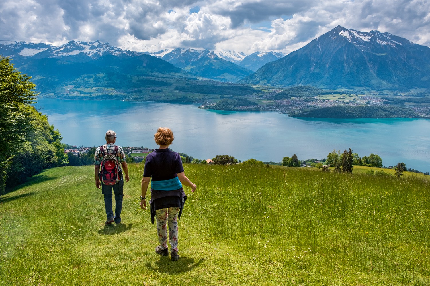 Petit coup d’œil en arrière qui en vaut la peine: vue splendie sur le lac de Thoune, le sommet du Niesen et les Alpes bernoises depuis Margel. Photos: Markus Ruff