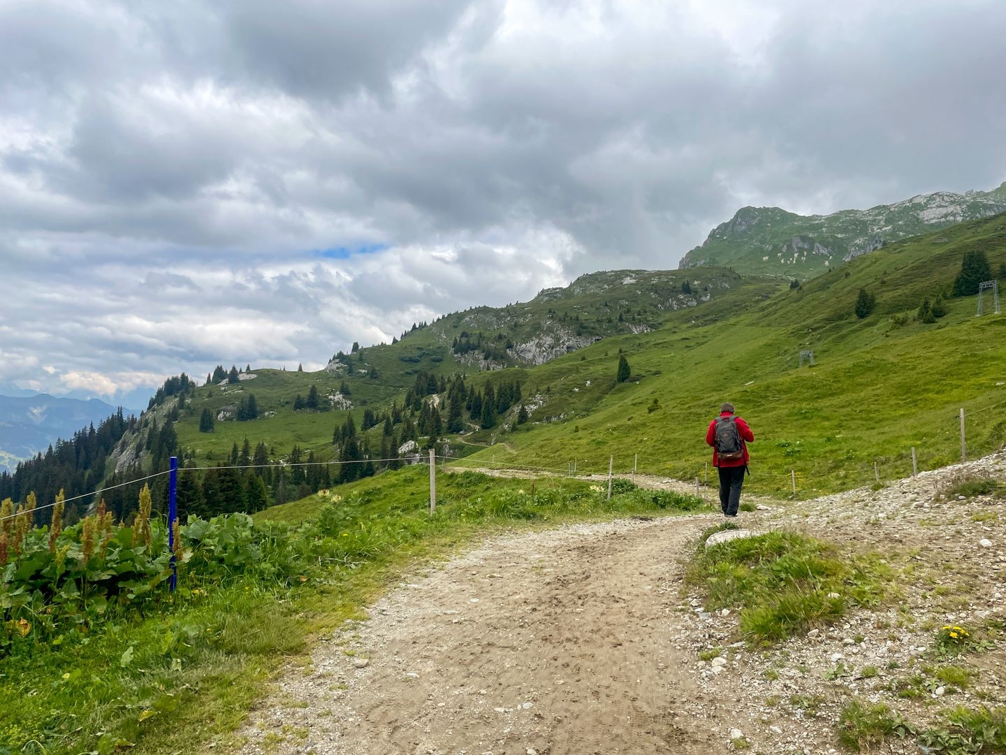 Von Madrisa aus geht es durch eine wildschroffe Alplandschaft in Richtung Jägglisch Hora..