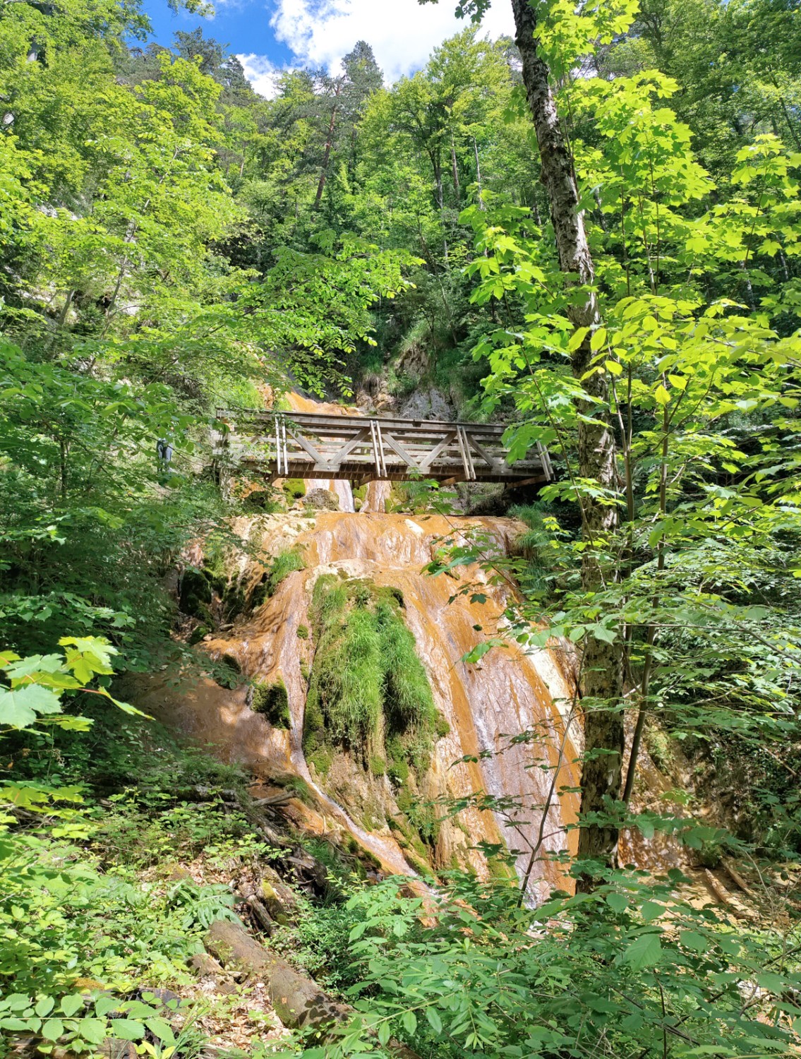 Der Bach Gore Virat stürzt bei dieser Brücke spektakulär in die Tiefe. Bild: Michael Dubach