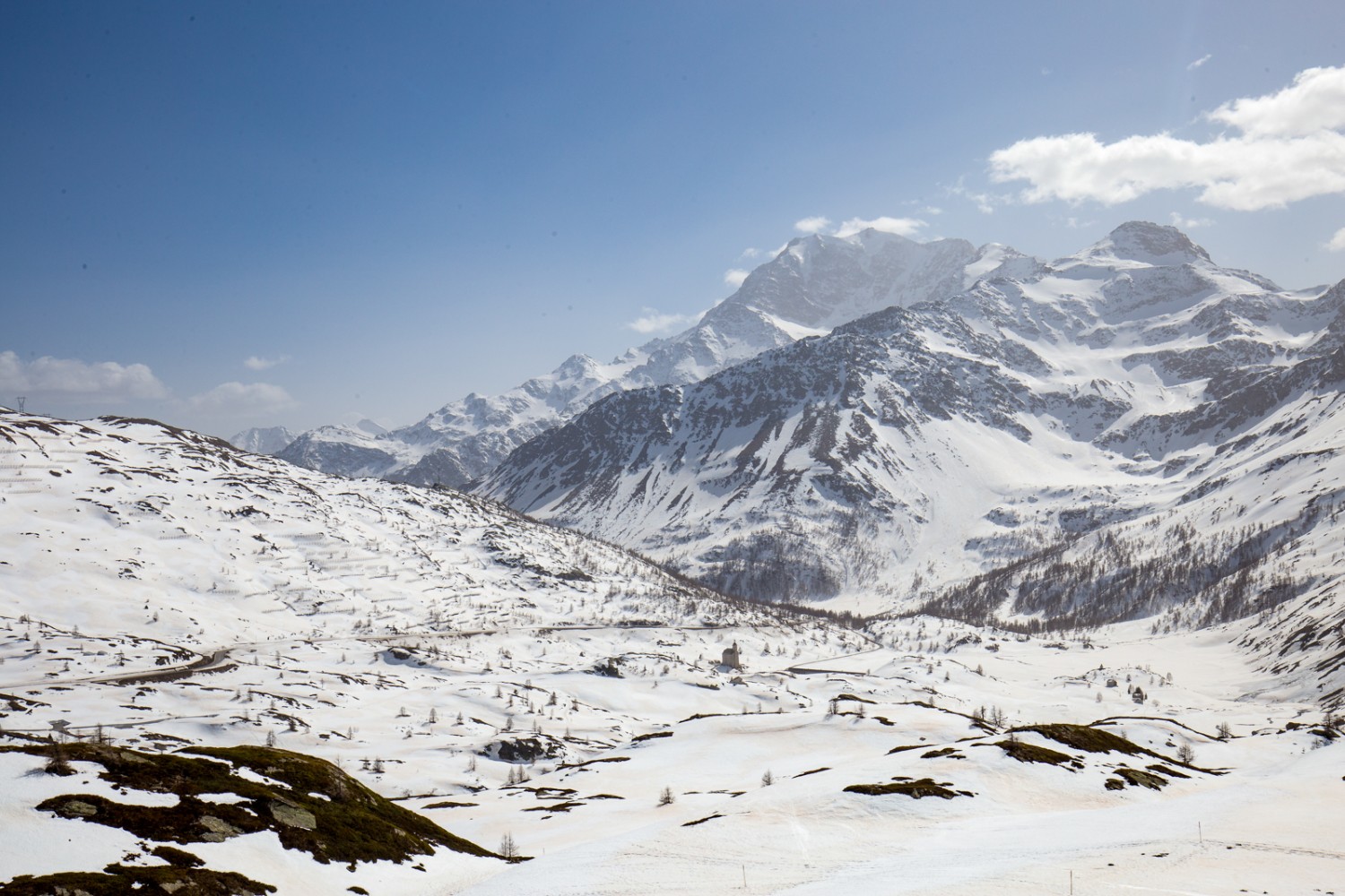 Vue sur le côté sud du col du Simplon, avec l’ancien hospice du temps de Kaspar Stockalper. Photo: Daniel Fleuti