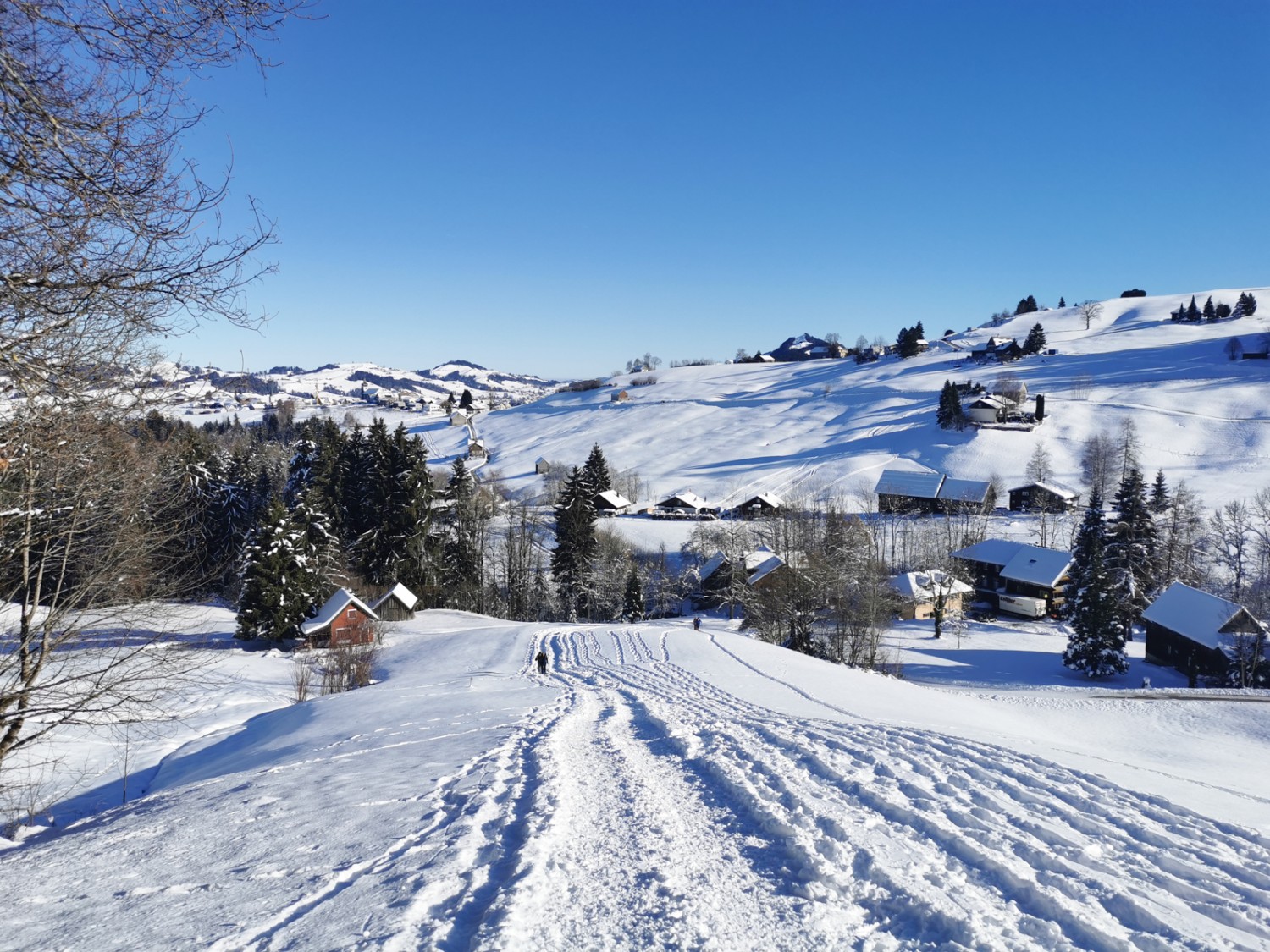 Der Aufstieg beginnt ausserhalb des Dorfs. Bild: Andreas Staeger