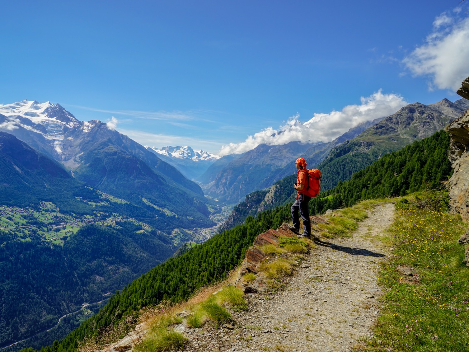 Chemin panoramique agréable et riche en points de vue au-dessus de la Mattertal. En arrière-plan, le sommet du Breithorn près de Zermatt. Photos Fredy Joss