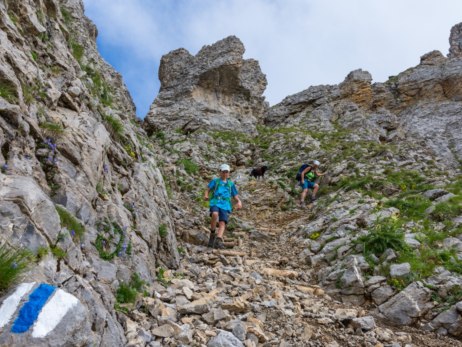 Le chemin descend par un couloir relativement pentu. Photo: Franz Ulrich