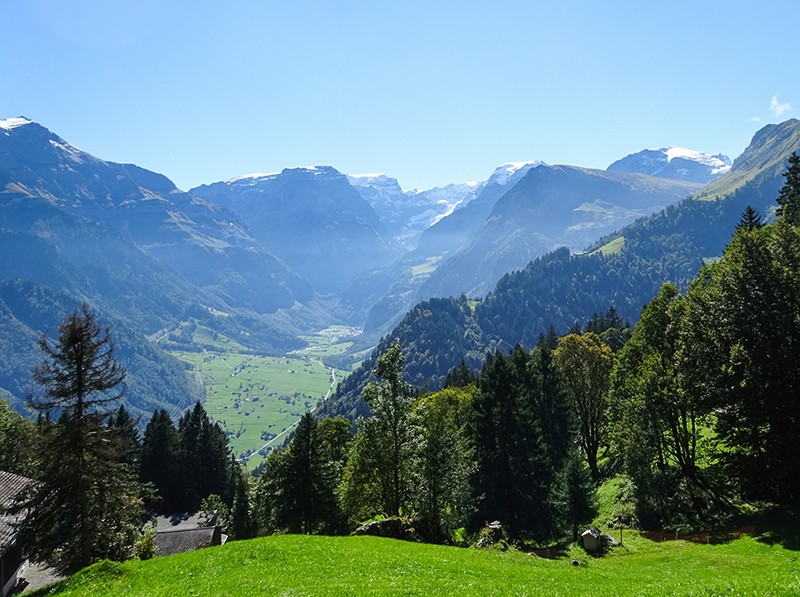 Der Ausblick vom Höhenwanderweg bei Braunwald reicht weit: Selbsanft, Tödi und Clariden. Bilder: Sabina Brack