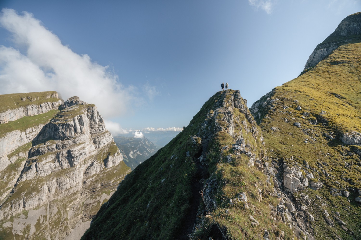 Die Aussicht auf den Schibenstoll (links) vom letzten Grat kurz vor dem Gipfel des Zuestoll. Bild: Jon Guler