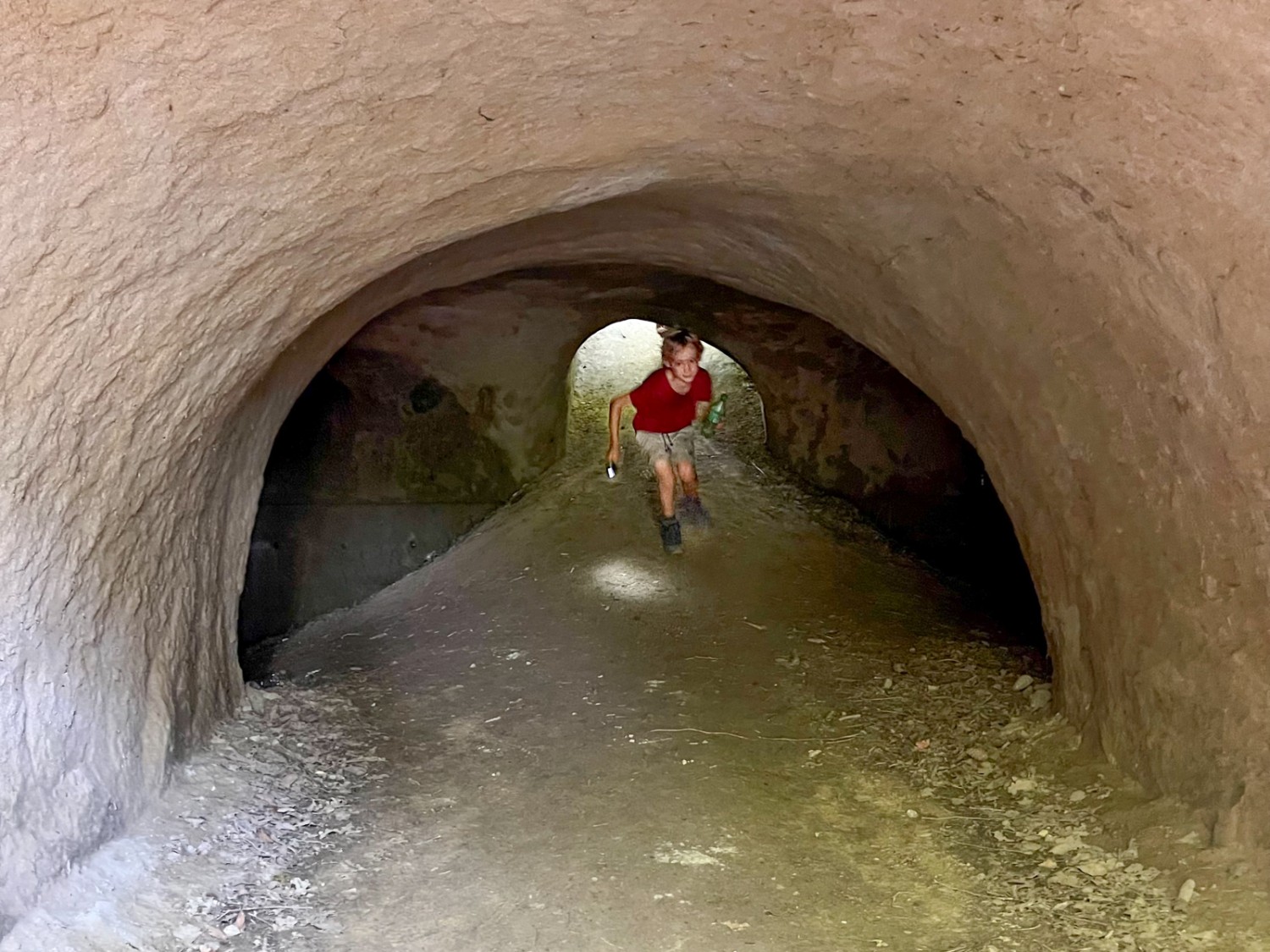 La fatigue s’est envolée. Les grottes sont un vrai paradis pour les enfants. Photo: Michael Roschi