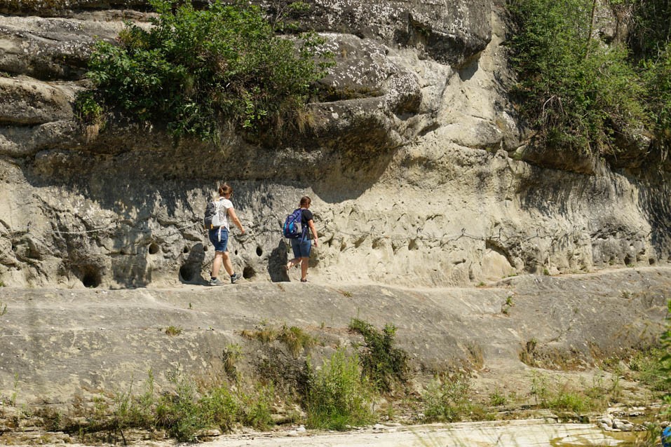 Wanderweg am anderen Ufer der Sense.