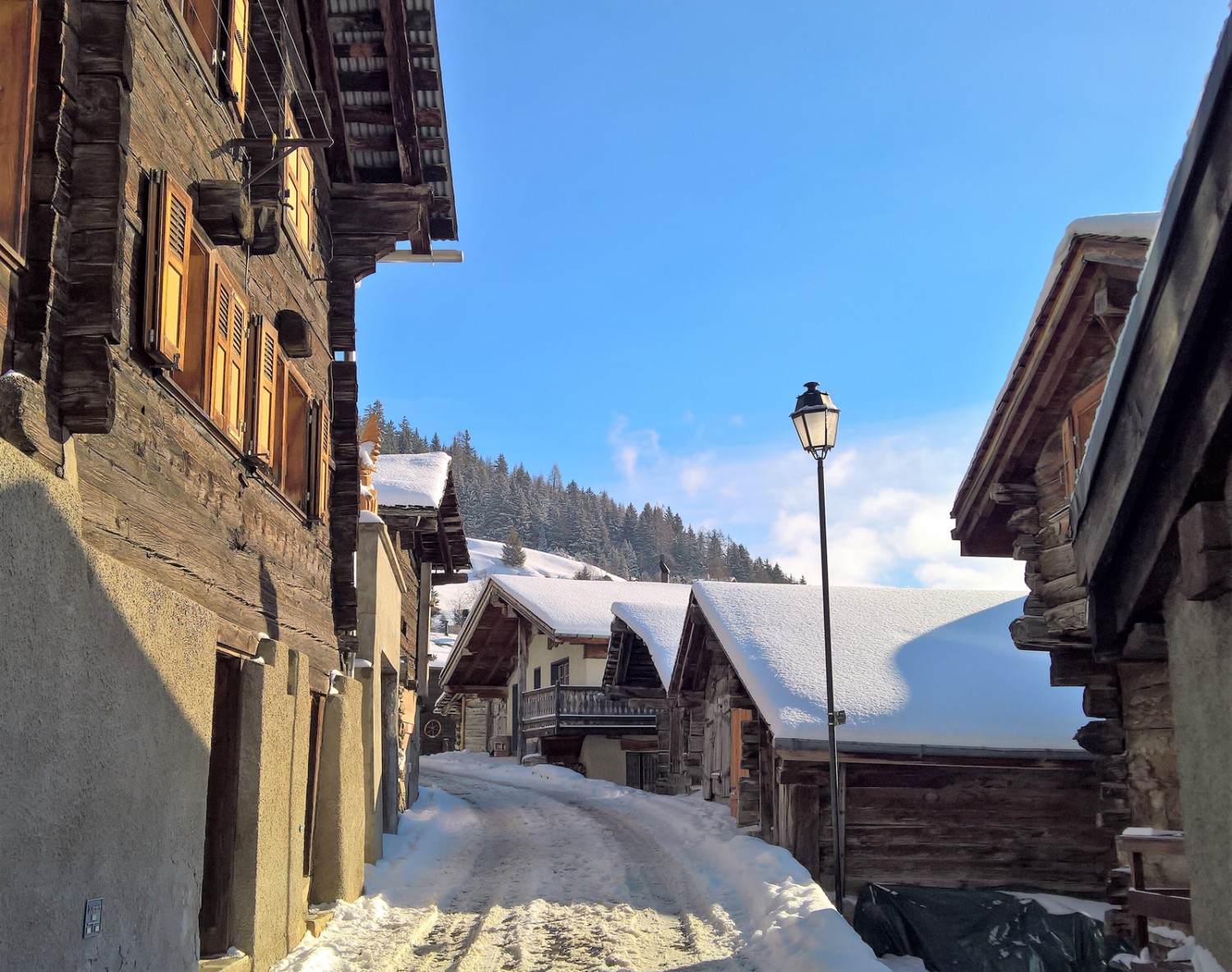 Des greniers ensoleillés ornent le village. Photo: Andreas Staeger