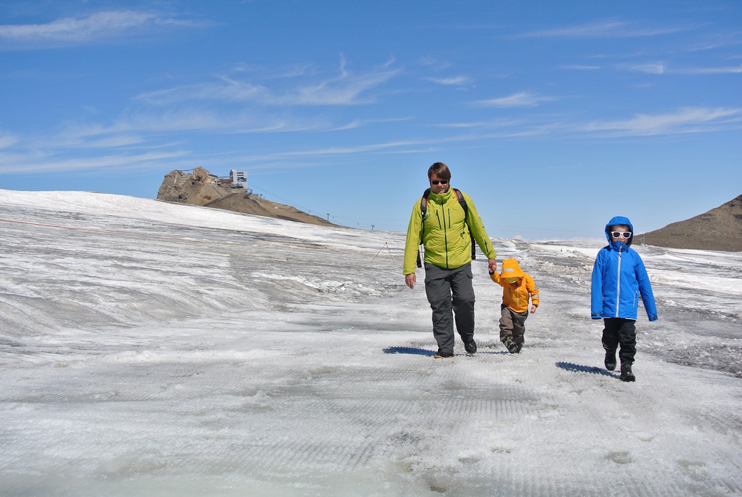 Marche sur le glacier et le cône de déjection: un univers de pierre et de glace au cœur de l’été. Photos: Rémy Kappeler