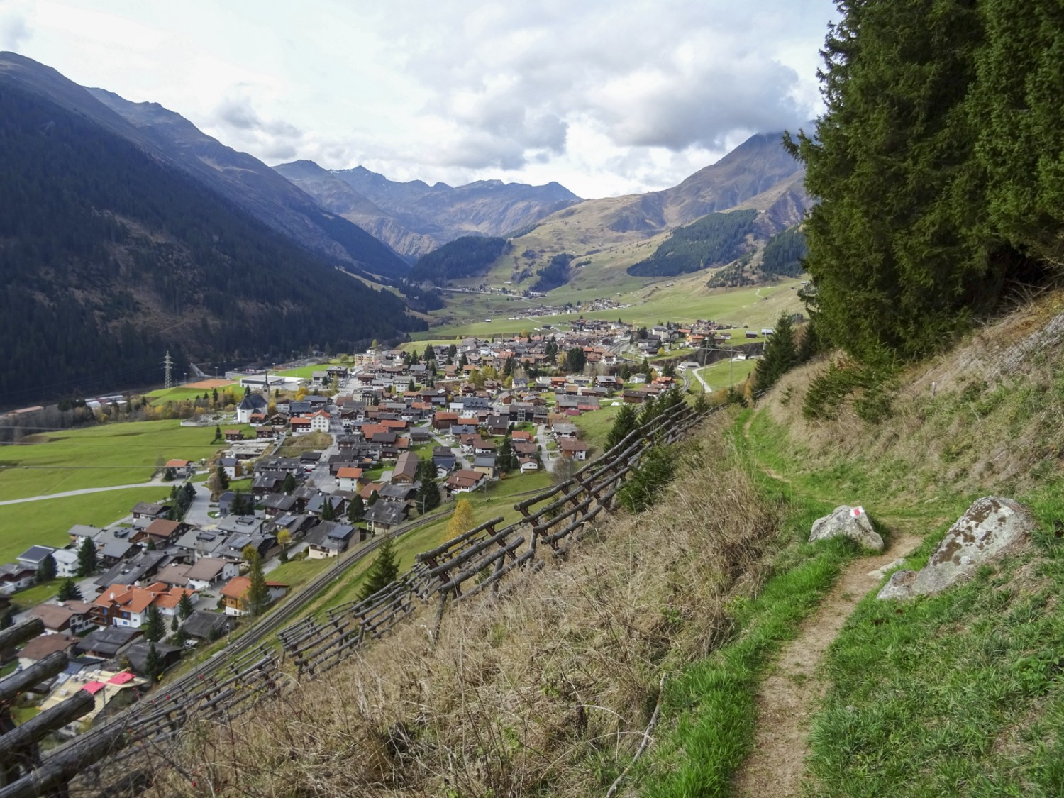 Presque à l'arrivée : au-dessus de Disentis, avec vue sur le col de l'Oberalp. Photo: Sabine Joss