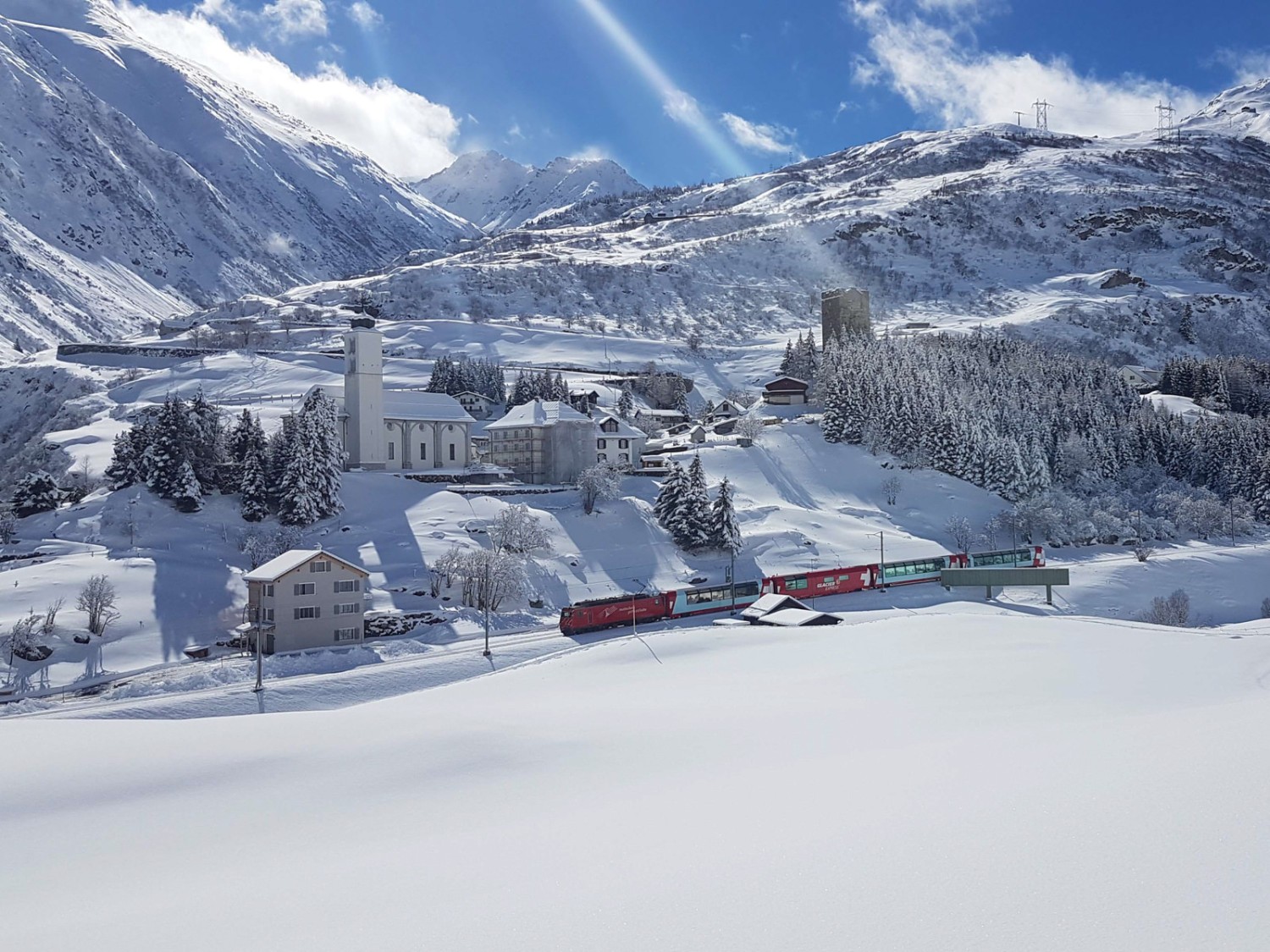 Le Glacier Express traverse Hospental. Photo: Laura Riedi