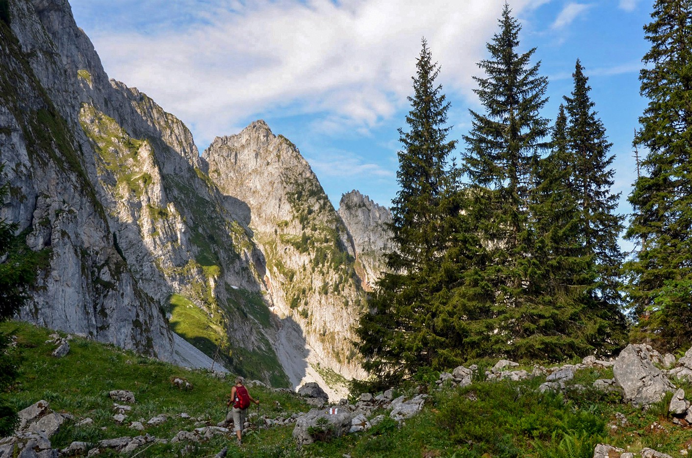 Den Weg durch das Naturschutzgebiet von La Pierreuse säumen mächtige Felswände.