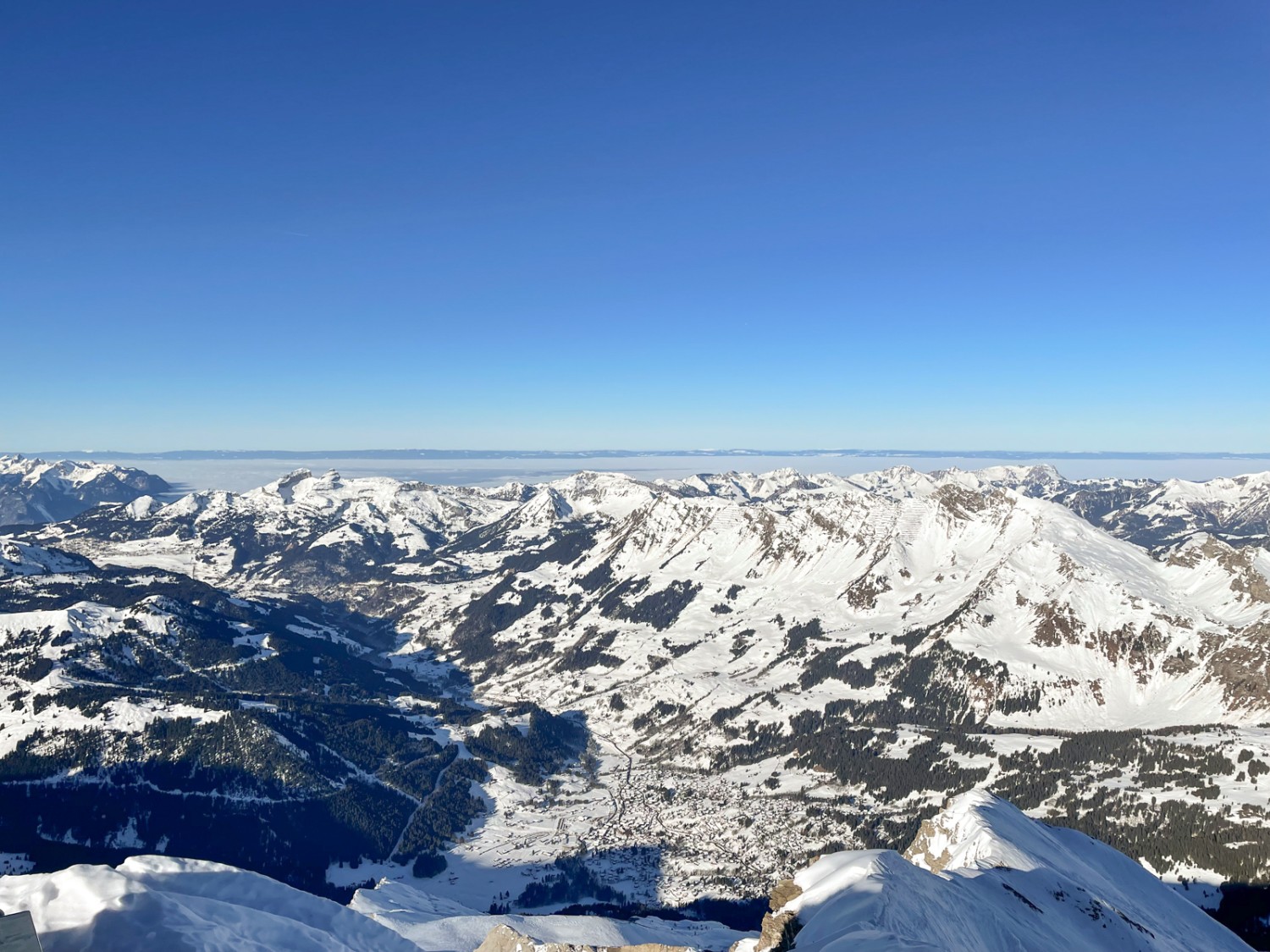 Blick hinunter auf Les Diablerets. Bild: Rémy Kappeler