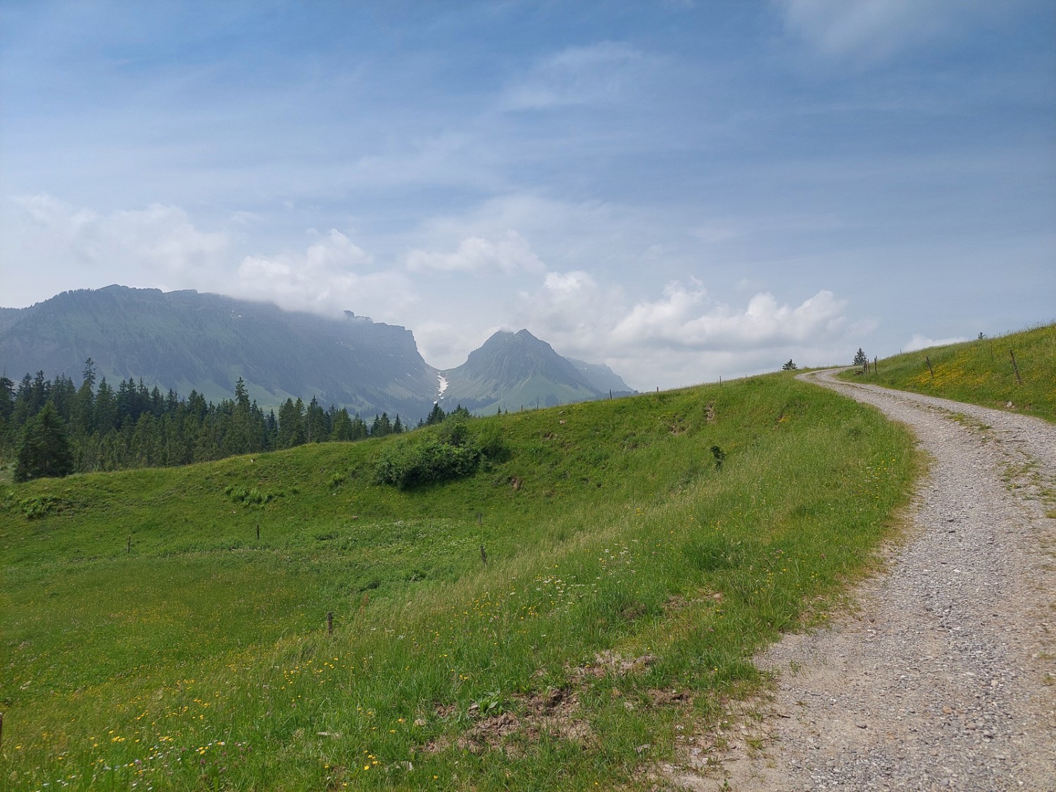 Imposante Ausblicke: Hinter dem Übergang im Hintergrund, der Sichle, liegt der Thunersee. Bild: Tatjana Häuselmann