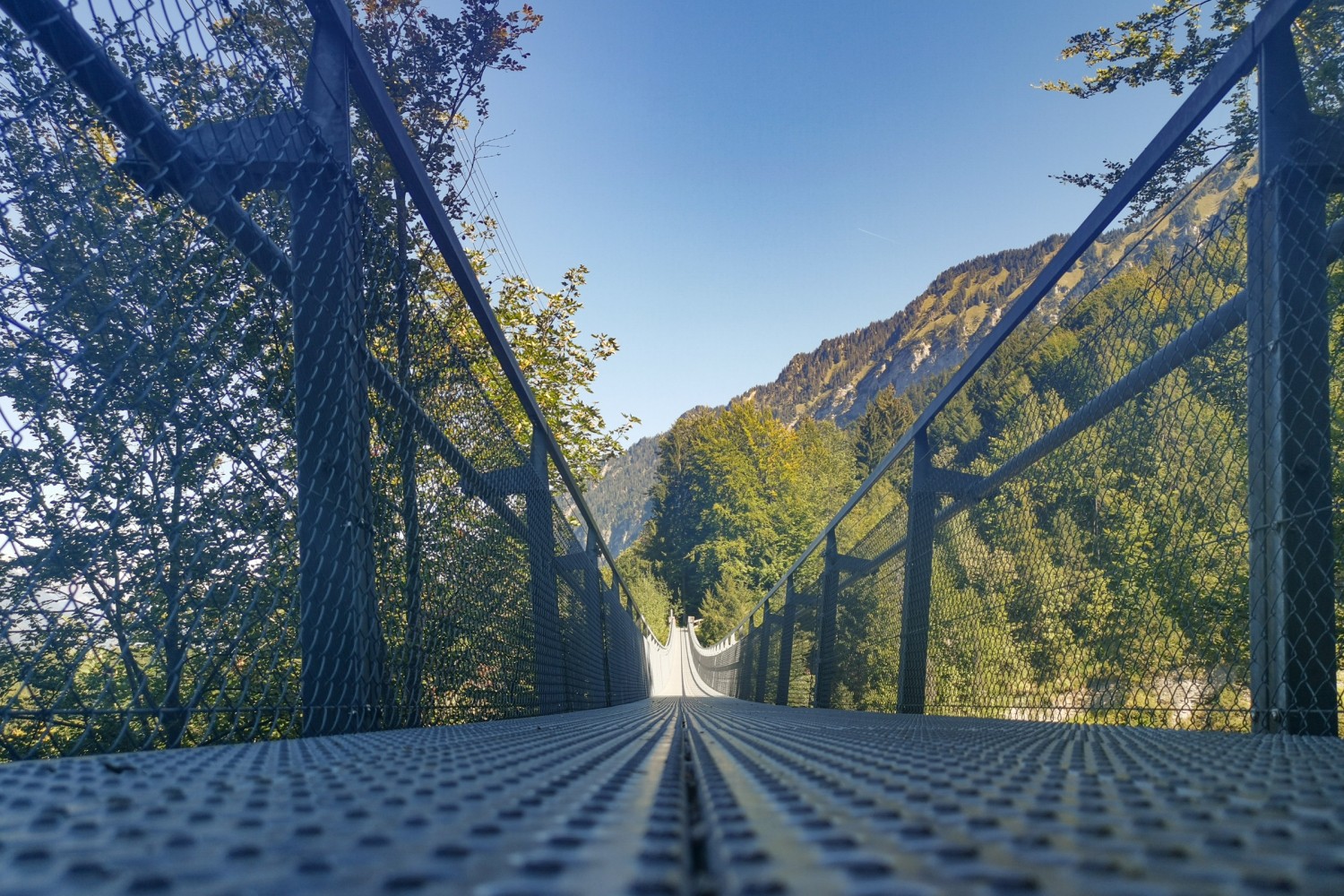 Vor der Meielisalp muss eine Hängebrücke überquert werden. Bild: Evelyne Zaugg