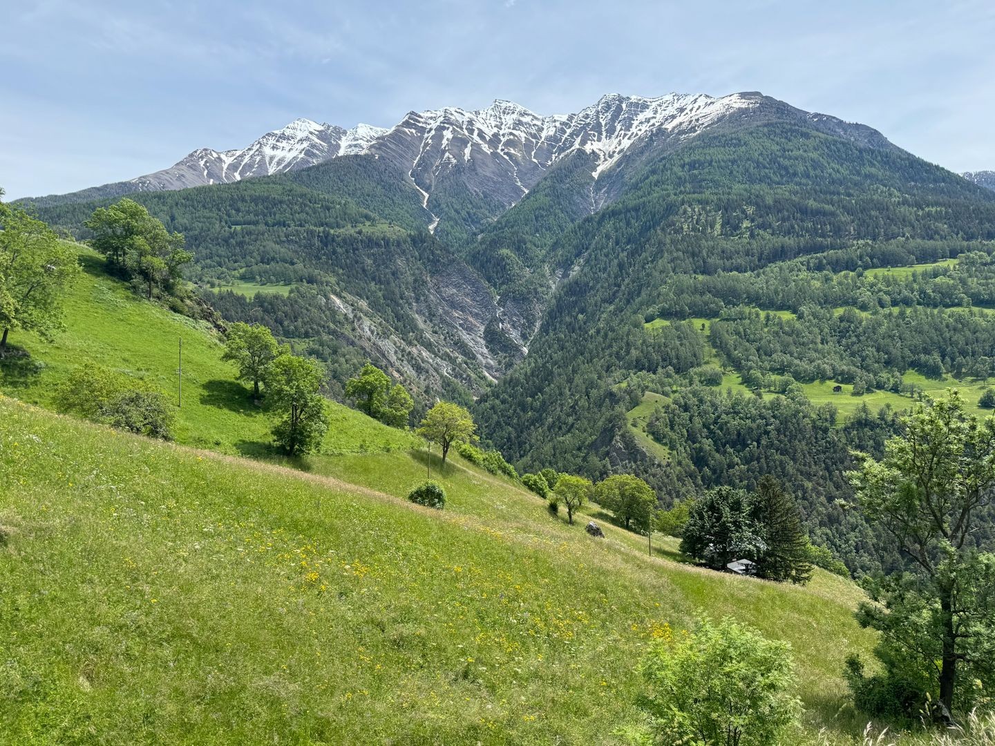 Wunderschöner Ausblick auf die schneebedeckte Walliser Berglandschaft