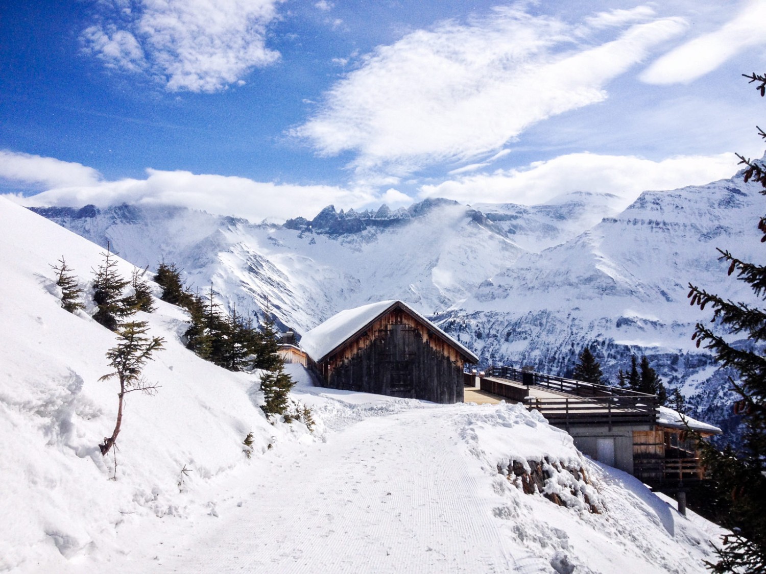 Soudain, on la voit: la Munggä Hüttä avec vue sur le Martinsloch. Photo: Claudia Peter