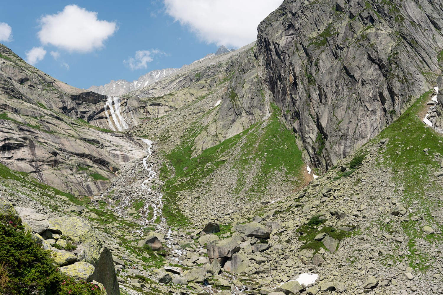 On voit vite apparaître la Gelmerhütte tout là-haut. Photo: Raja Läubli