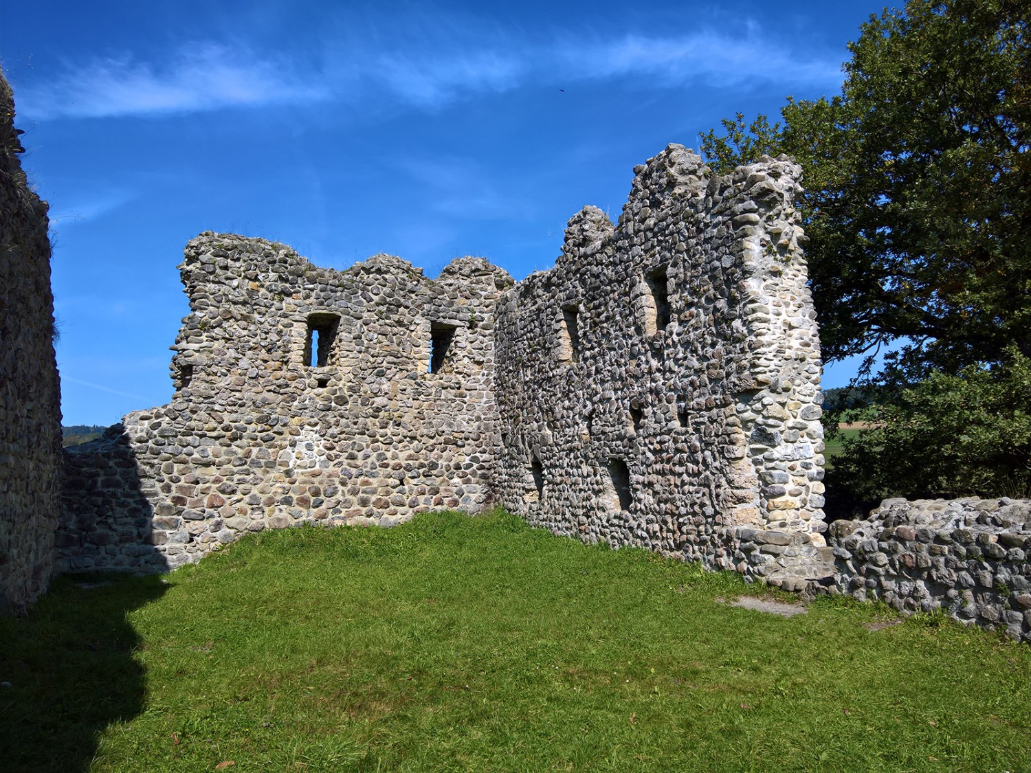 Die Überreste der Burg Helfenberg laden zur gemütlichen Rast ein. Bilder: Andreas Staeger