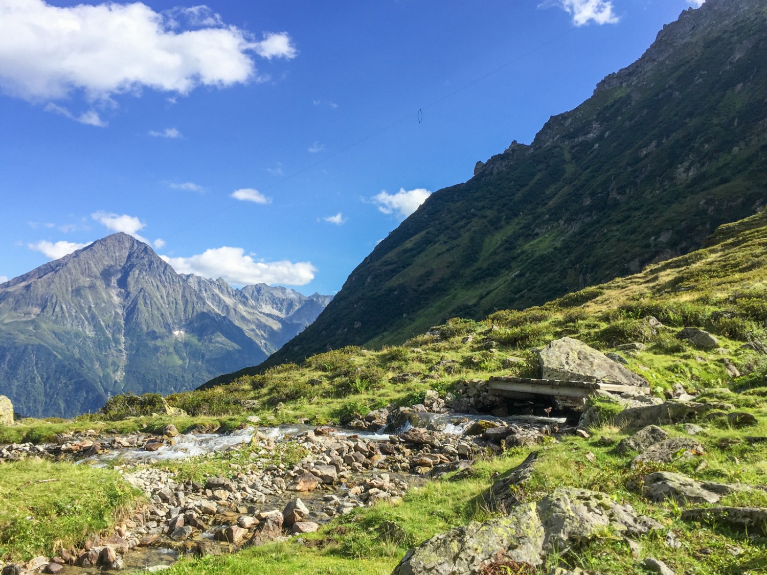 Attention: le chemin passe de ce côté du ruisseau de Leitschachbach et ne traverse pas le pont. Photo: Vera In-Albon