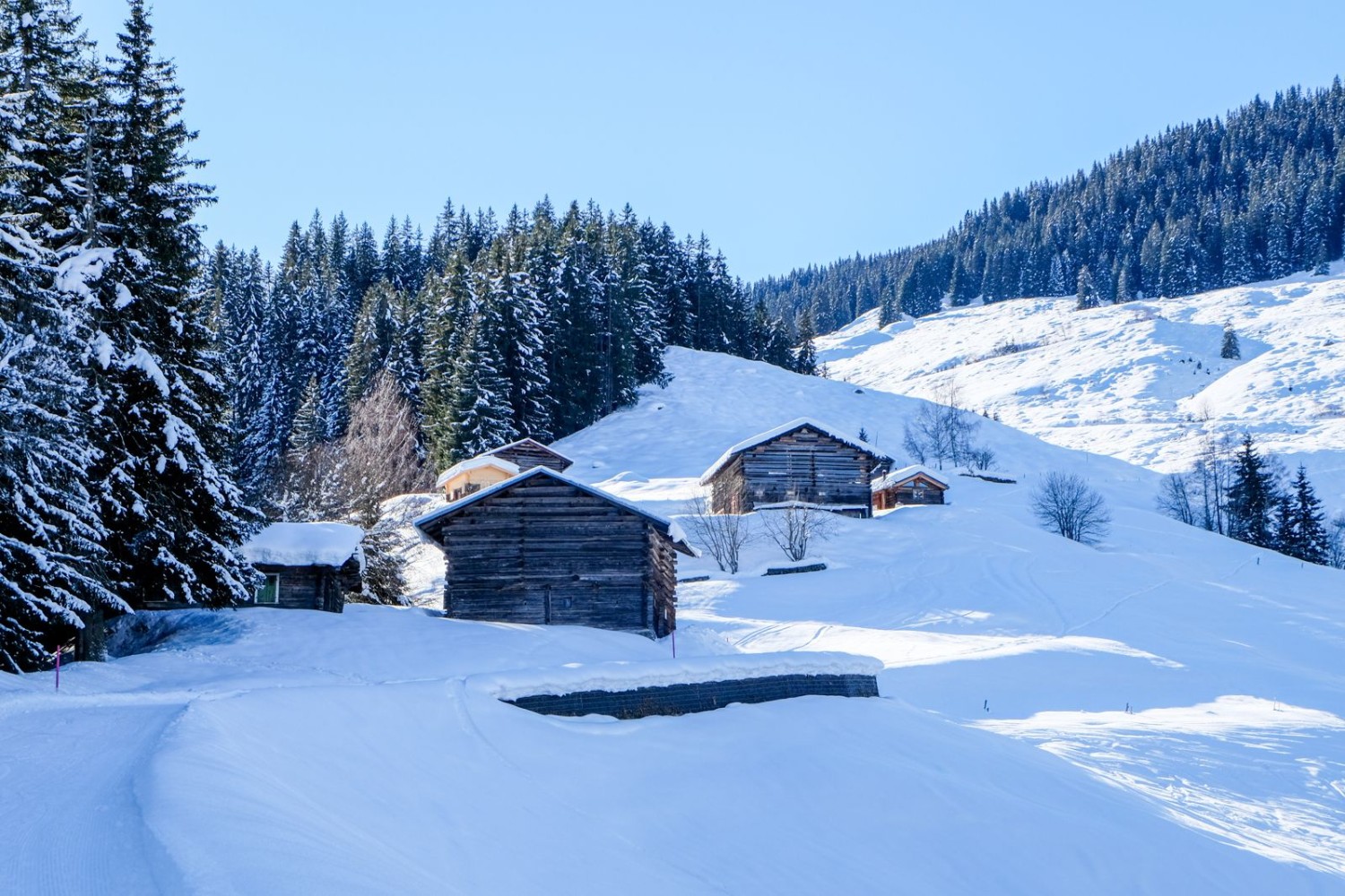 Hoch über St. Martin stehen Heustadel. Ein paar davon wurden zu Ferienhäusern umgebaut.