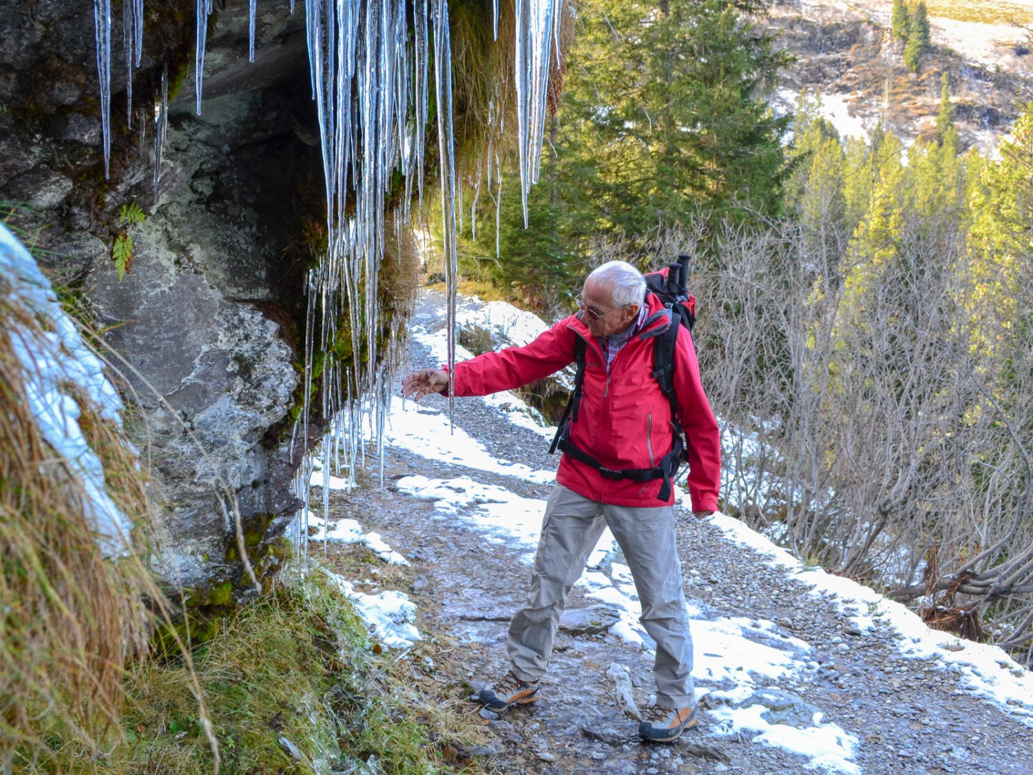 Des stalactites en bordure de chemin. Photo: Sabine Joss