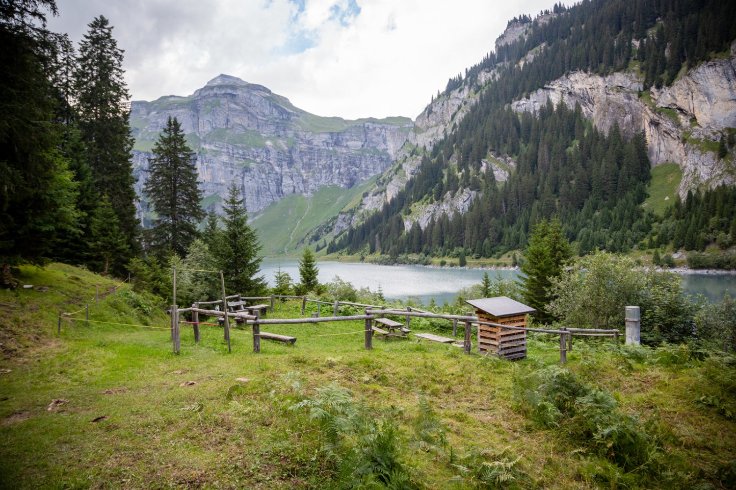 Vom Picknickplatz beim Staudamm hat man einen ersten Blick auf den See. Bild: Phil Suarez