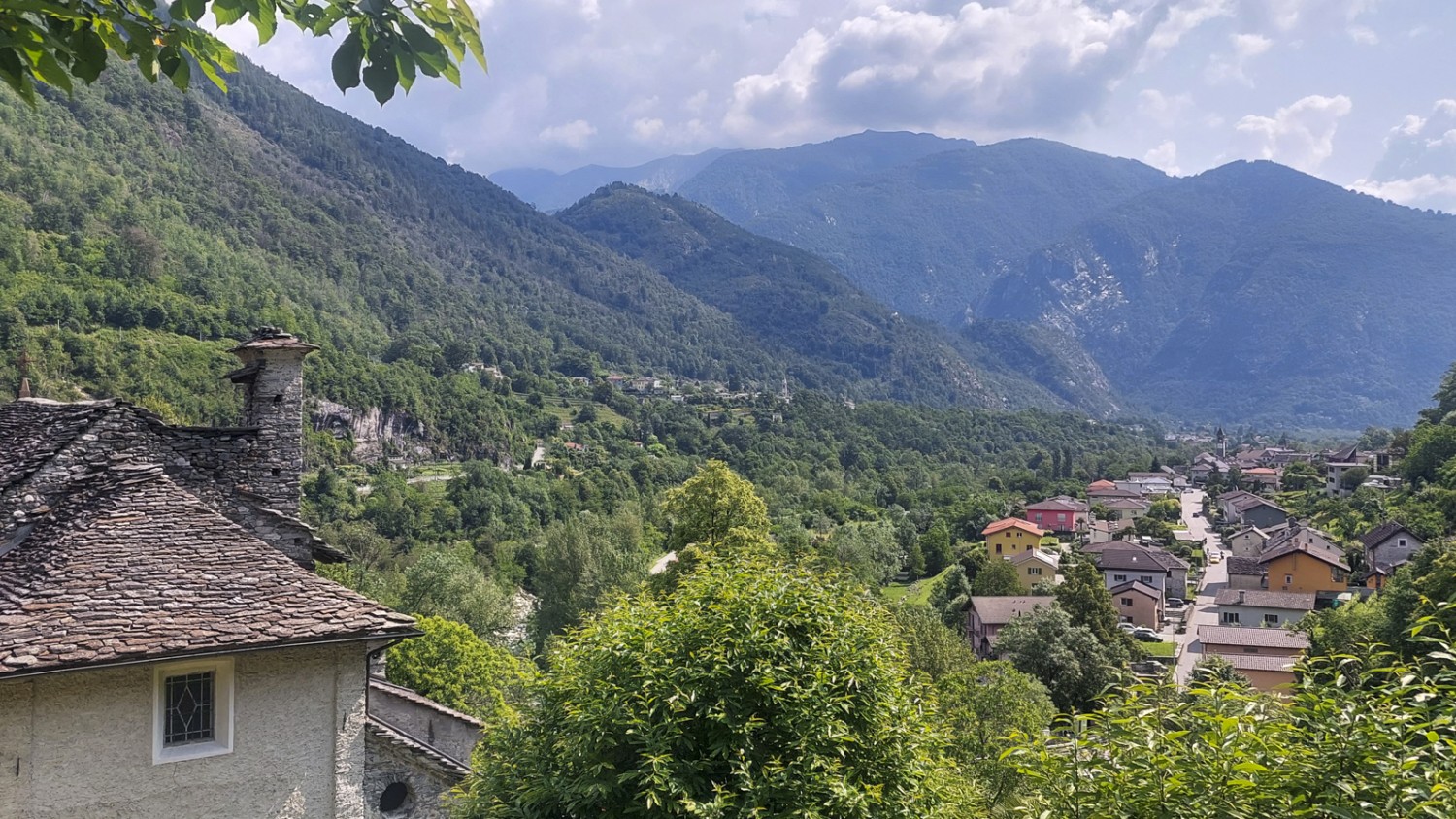 Veduta sulla frazione di Golino verso Ponte Brolla.