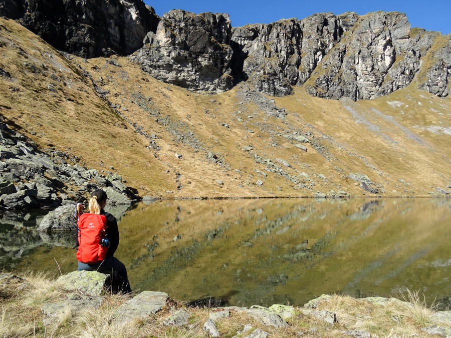 Friedlich liegt das Chüebodenseeli eingebettet in der Bergwelt.