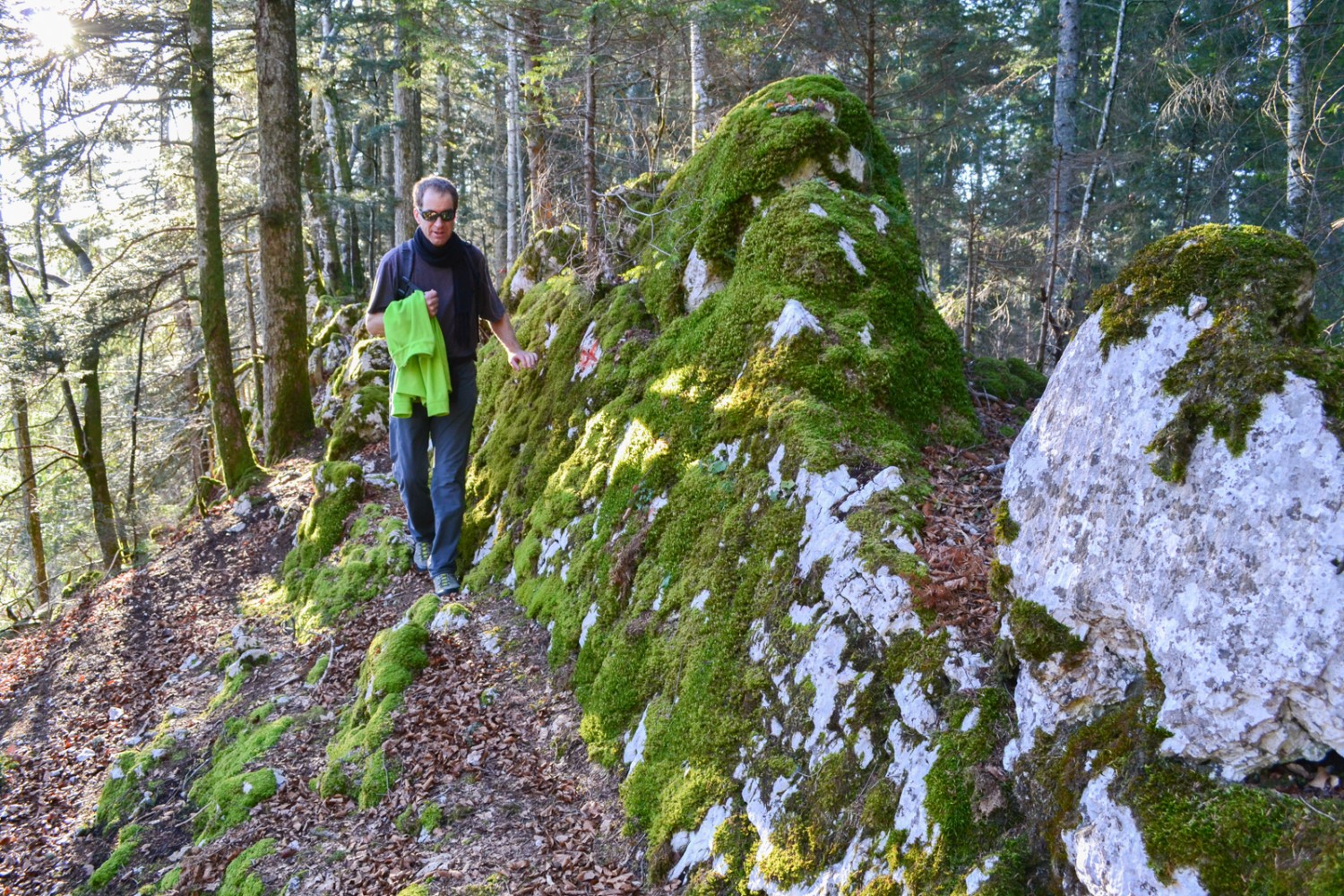 Der Wanderweg führt einem Felssporn entlang. Bild: Sabine Joss