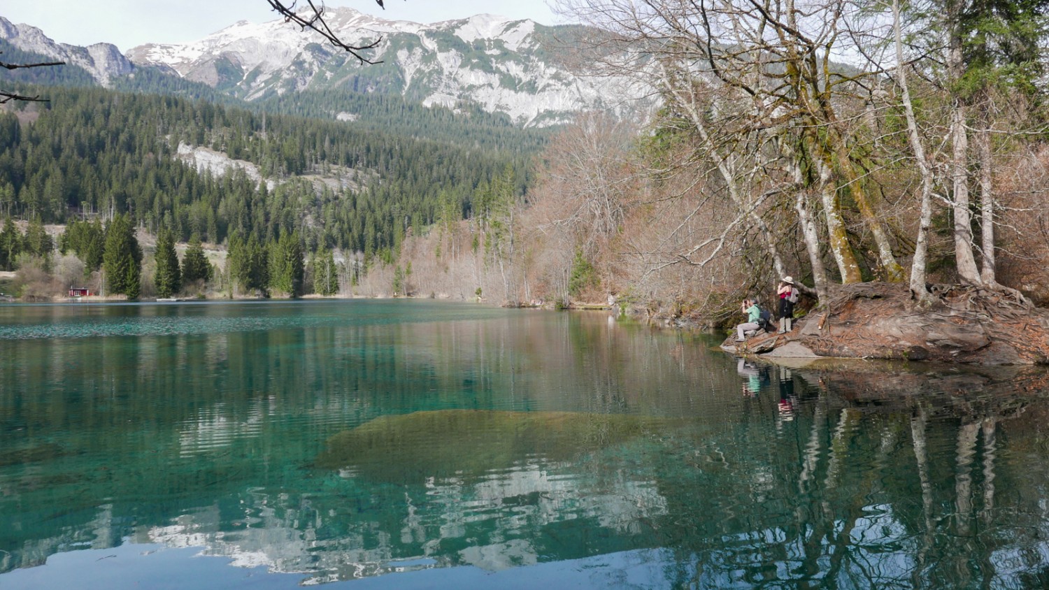 Il lago di Cresta dall’acqua cristallina permette di vedere molto bene il fondale e offre un impressionante gioco di luci e ombre.