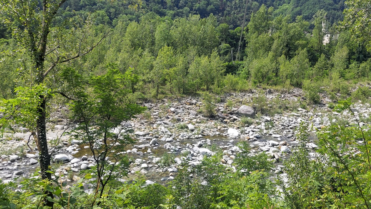 Il tratto lungo il Melezza offre numerose possibilità per fare una sosta in riva al fiume.