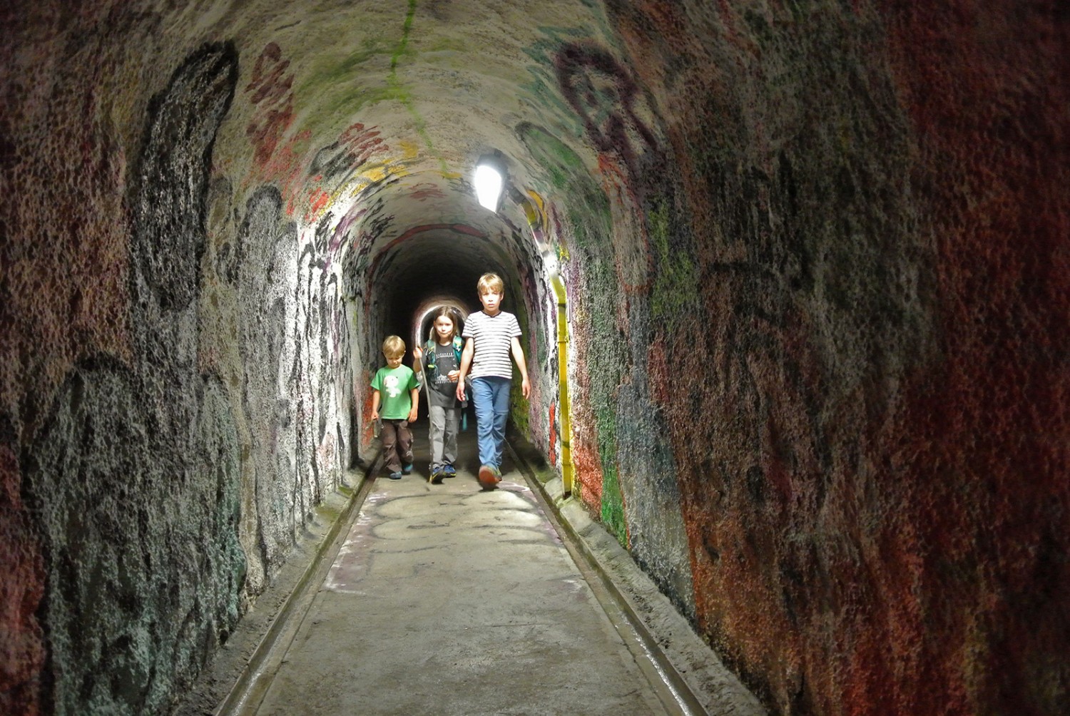 Zum Schluss wartet ein farbiger Tunnel.