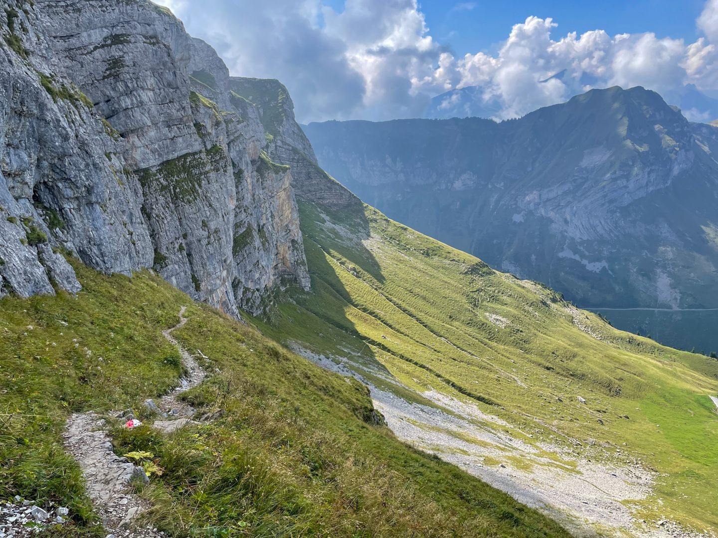 Kurz nach dem Chringengrätli führt der Weg unter einer Fluh durch.