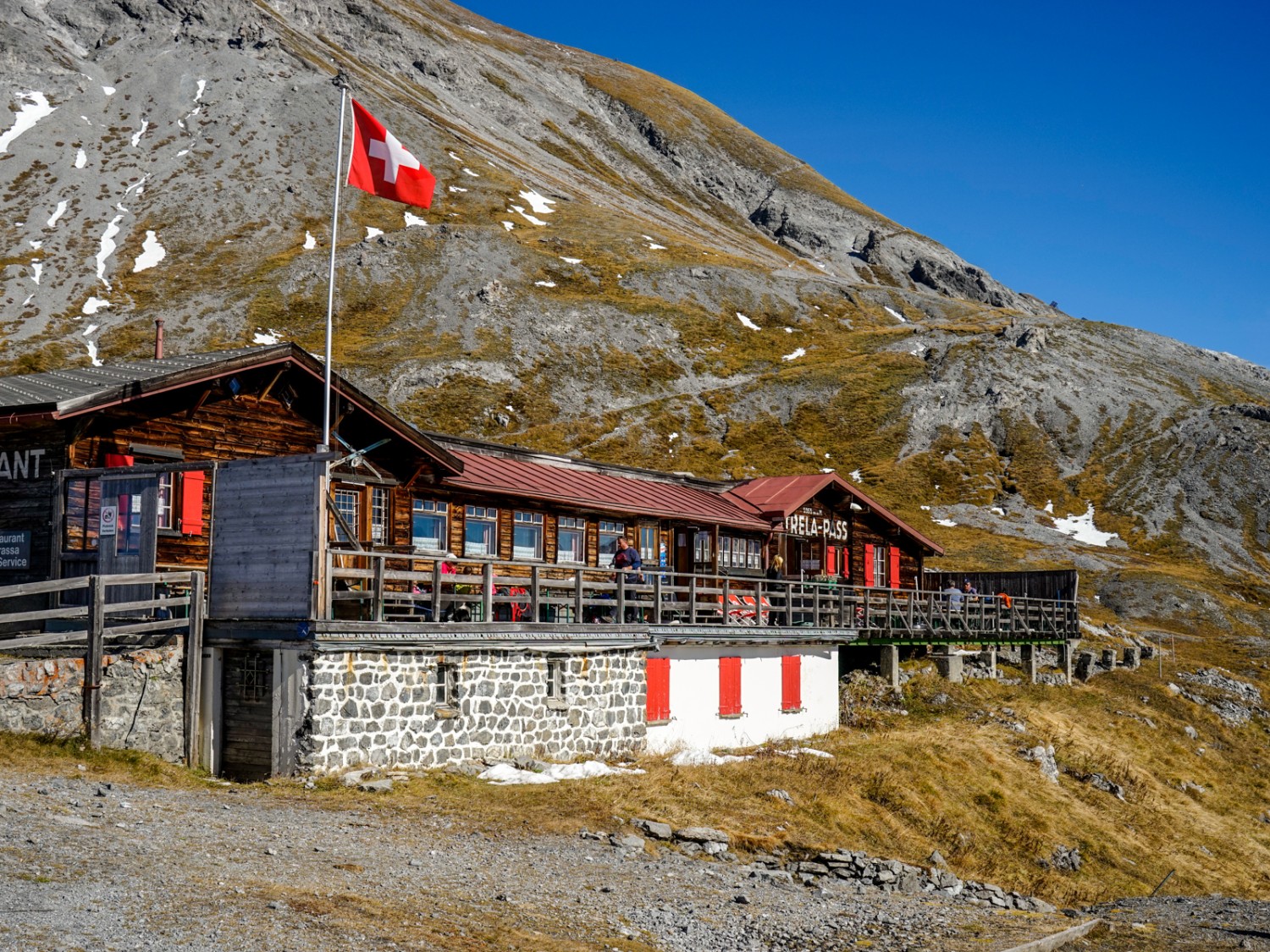 La terrasse de l’auberge de montage Strelapass invite à prendre le soleil. Photo: Fredy Joss