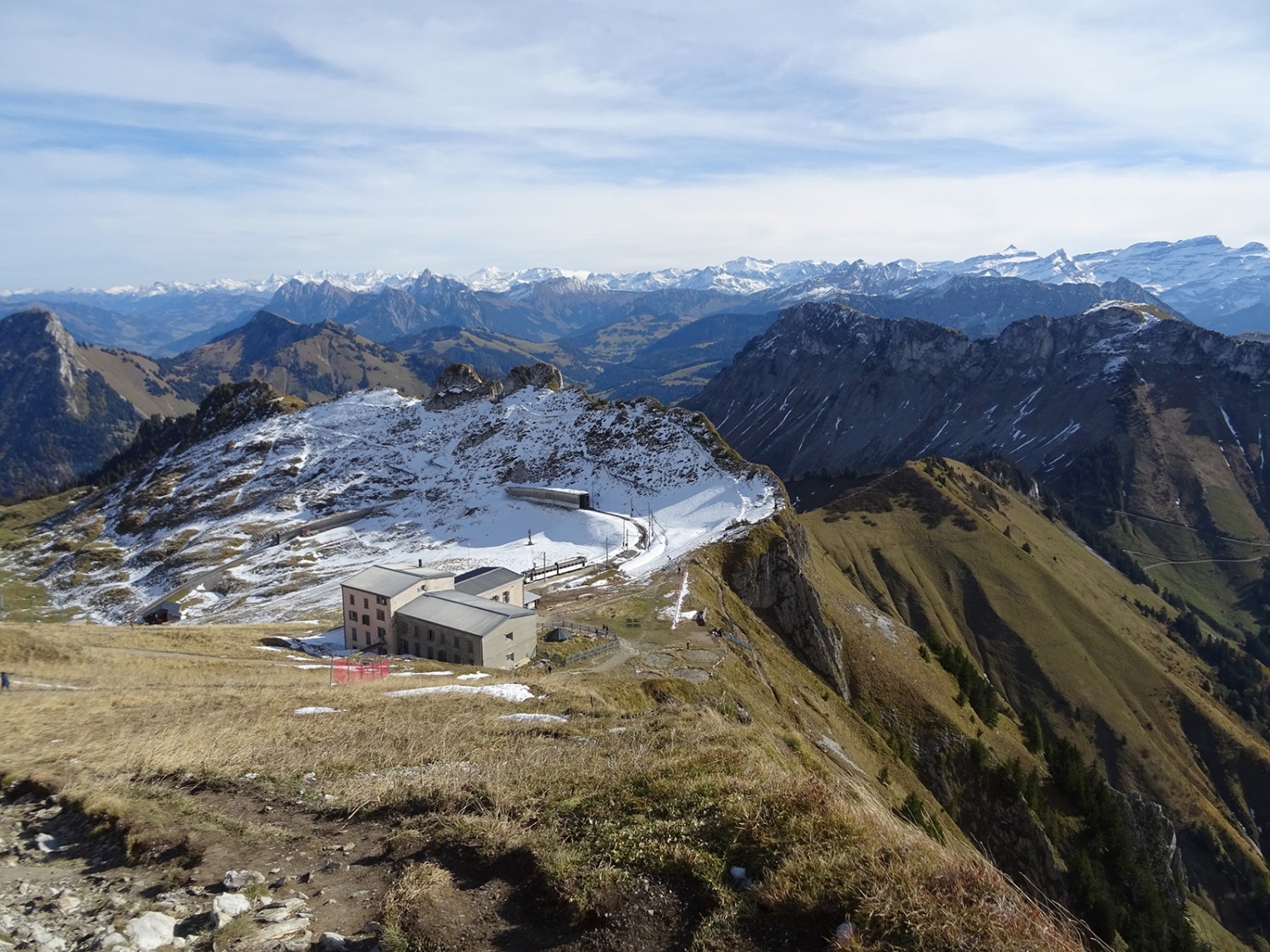 Blick vom Gipfel hinunter auf Zeichen der Zivilisation.