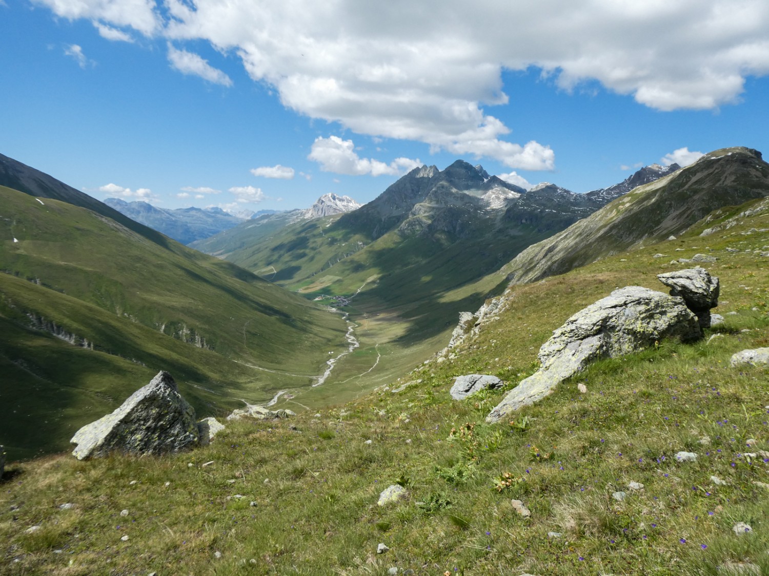 Vue sur le vallon de Jufer Alpa depuis le col Forcellina.