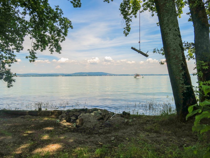 Grillplätze beim Wasser laden zum Verweilen und Spielen ein. Fotos: Marina Bolzli