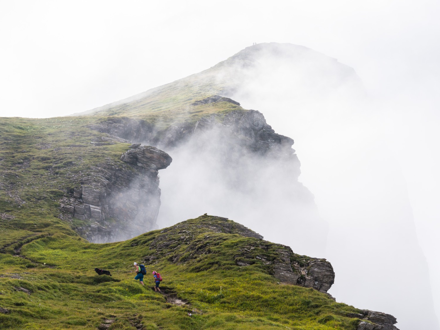 Des nappes de brume lèchent le Rossstock. Photo: Franz Ulrich