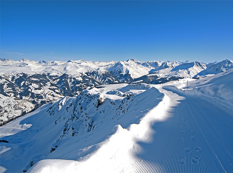 Vue spectaculaire au cours de la randonnée de montagne, en plein hiver. Photo: Arosa Tourisme