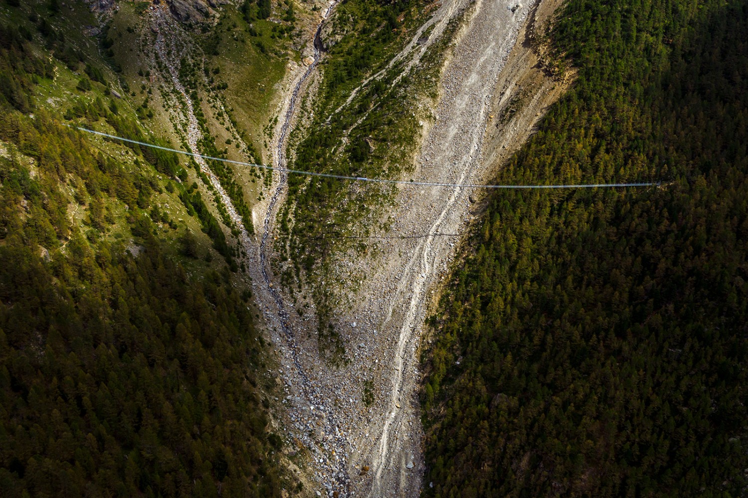 Unten ist der Berg in Bewegung – die neuen Brücke ist jetzt viel besser geschützt. Bilder: zvg