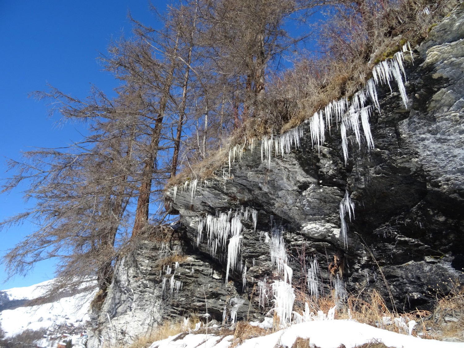 Stalactites de glace juste avant Les Coulâyes. Photo: Sabine Joss