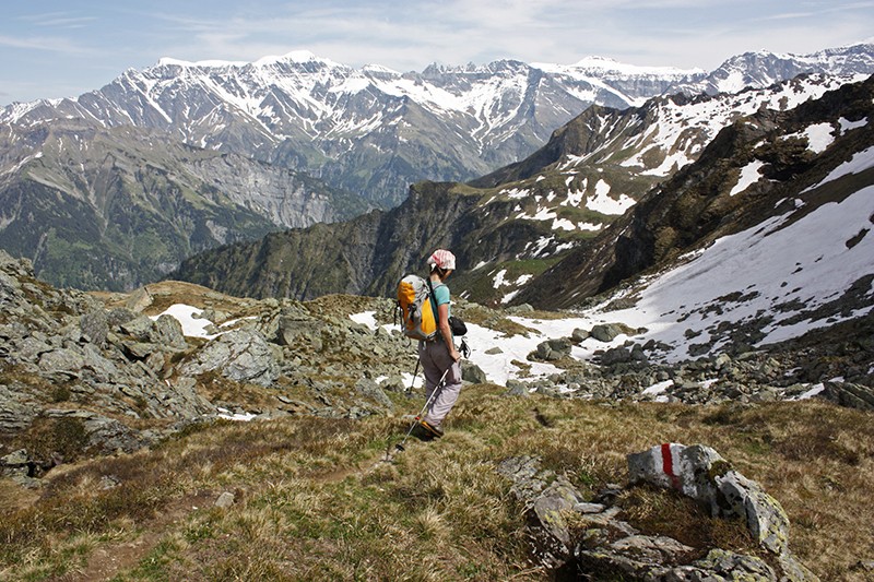 Von der Gandfurggele bietet sich ein Ausblick auf den Piz Segnas und den Piz Sardona.