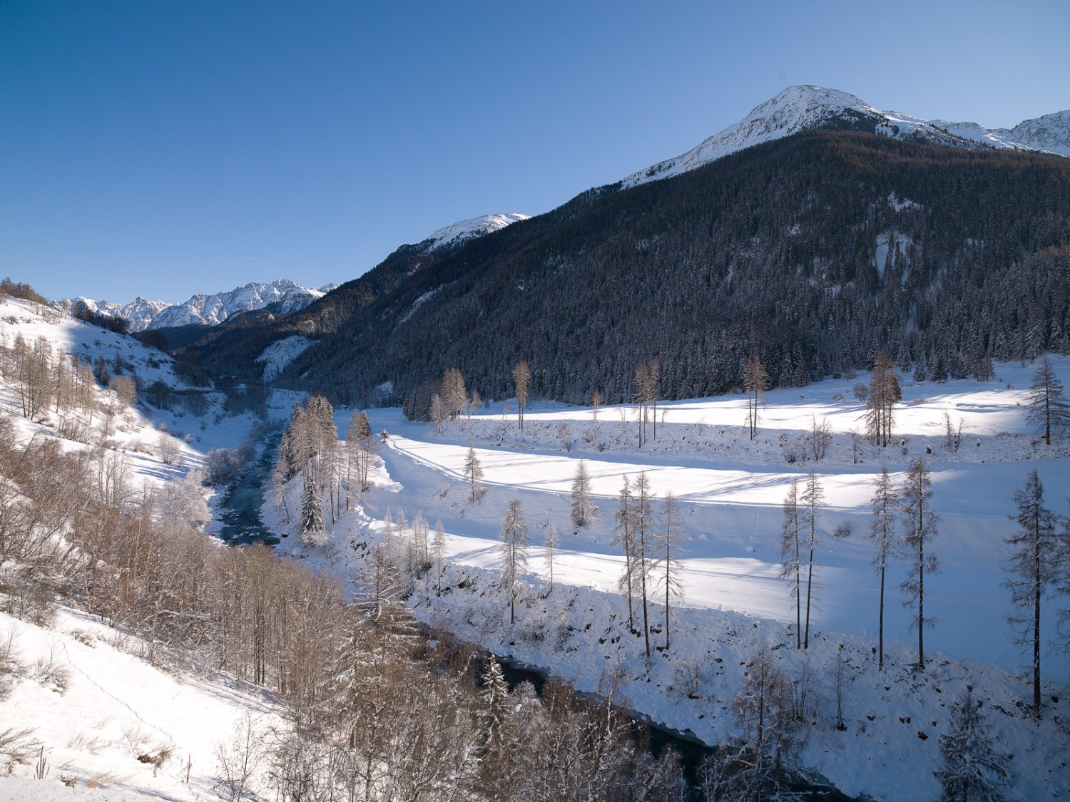 La partie entre Lavin et Ardez est sans doute la plus belle de l’itinéraire. On la parcourt sur le versant ensoleillé, bien au-dessus de l’Inn. Photo: Engadin Tourismus