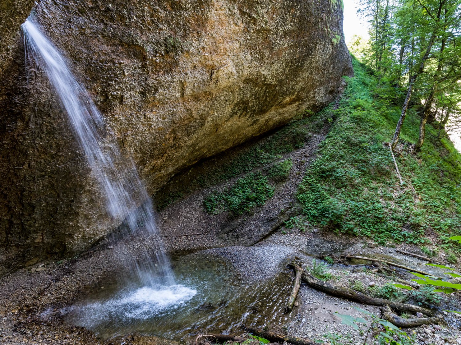 Mitten drin im Ofenloch. Der junge Necker stürzt über die Felsen in die Tiefe. Bild: Daniel Fleuti